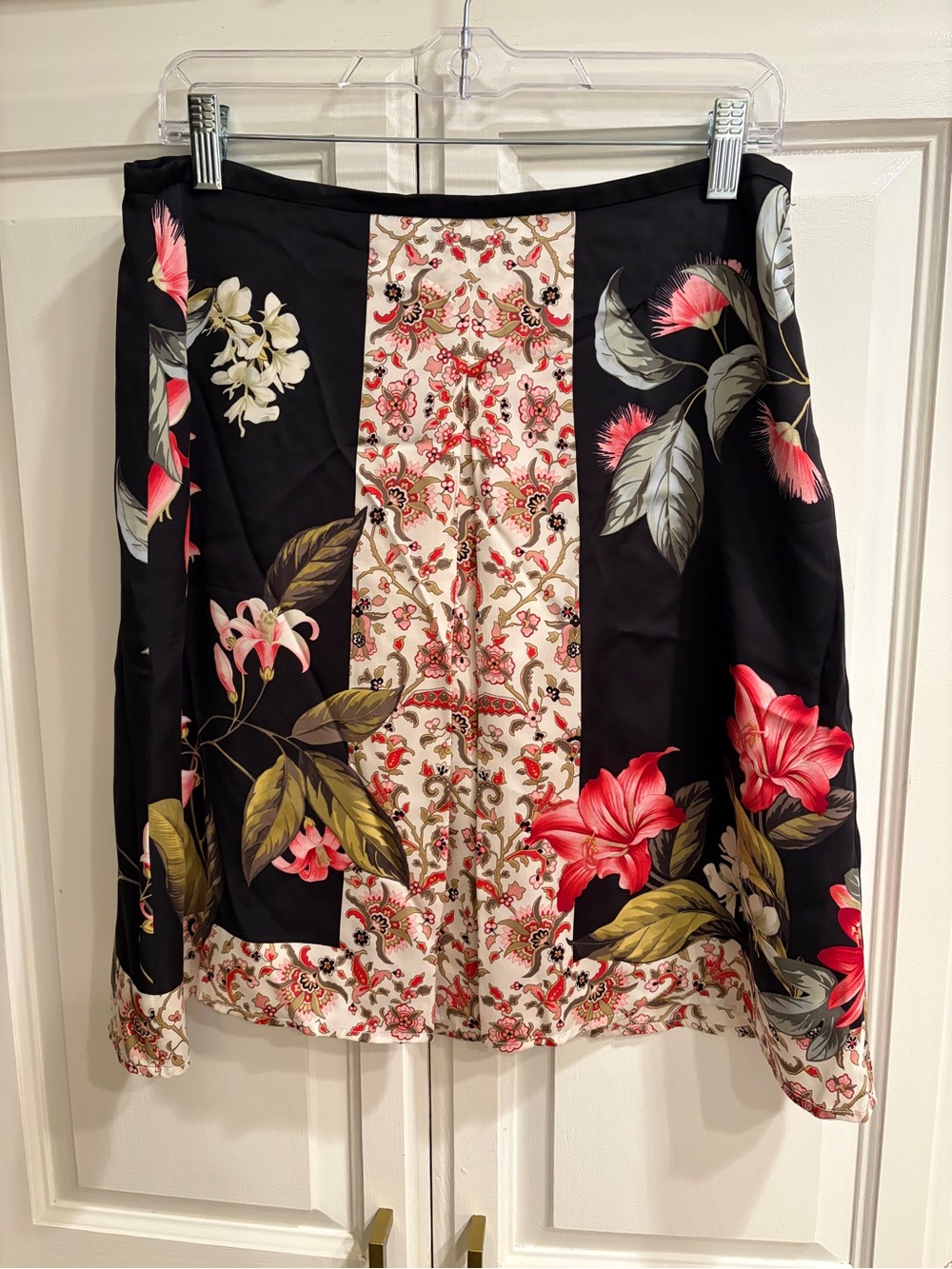Tommy Bahama size Small 100% Silk Skirt beautiful black, Coral & pink